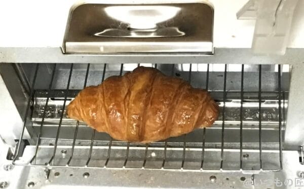 バルミューダで食パンを焼いてみた メゾンカイザー クロワッサン 水有りで焼いた直後