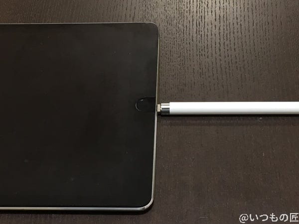 Apple PencilをiPadから充電する図