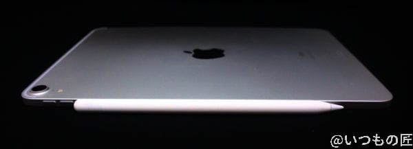 Apple Pencil 第二世代を iPad Pro 11インチに接着している姿。少し厚さがはみでます。