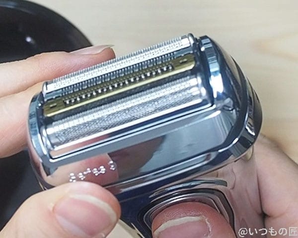 brown-series9 奥側に刃を傾けた状態