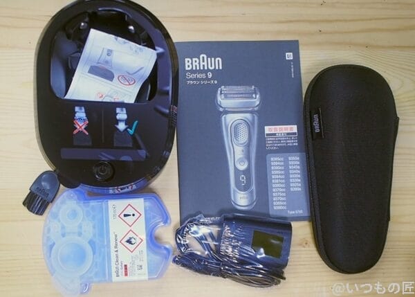 同梱物一式。シェーバー本体は、最初はシェーバーケースに巾着袋と一緒に包まれています