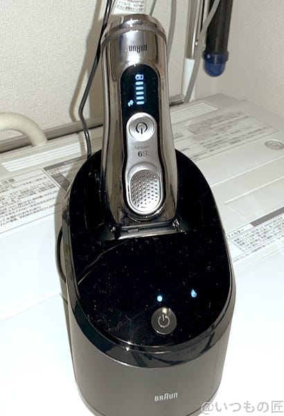 シェーバーを洗浄＆充電している状態です。