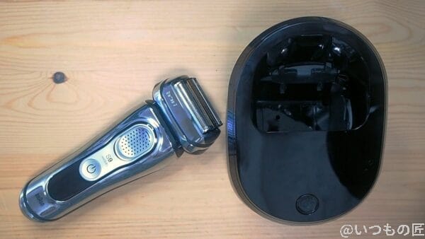 ブラウン シリーズ9 9394ccとアルコール洗浄システム。そこそこなサイズ感。