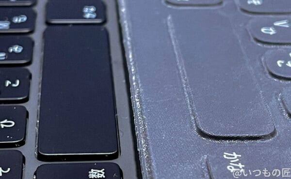 左:Magic Keyboard、右:Smart Keyboardで比較すると、差は一目瞭然ですね