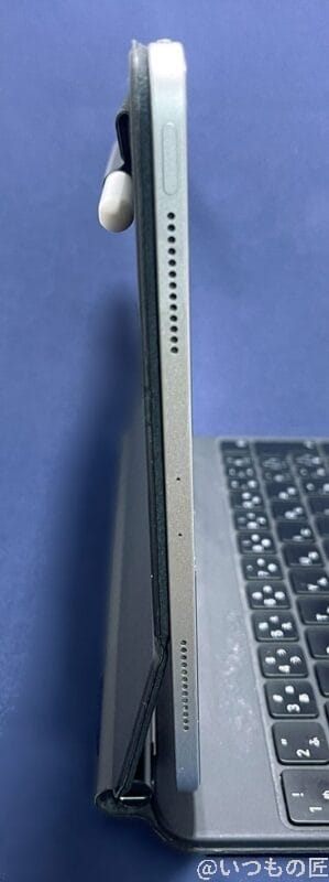 iPad Pro + Magic Keyboardを直角で設置した場合、上のヒンジを180°にした状態です。