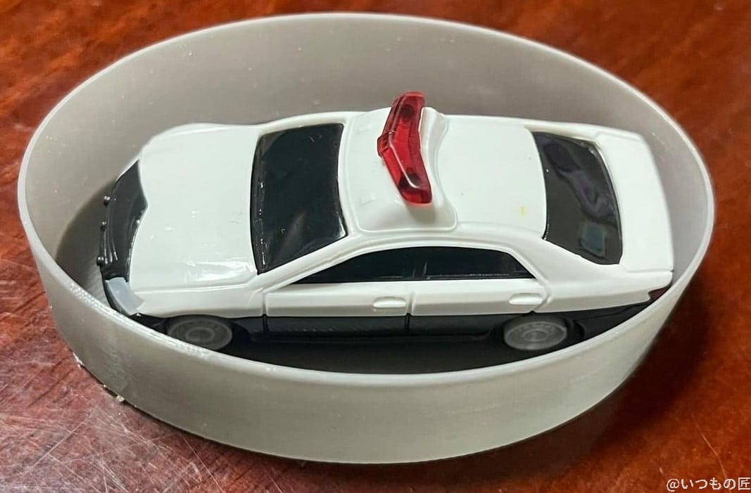 PETGフィラメントをスパイラル(花瓶)モードで印刷した楕円のシンプルな深皿の活用例2は、トミカの駐車場…