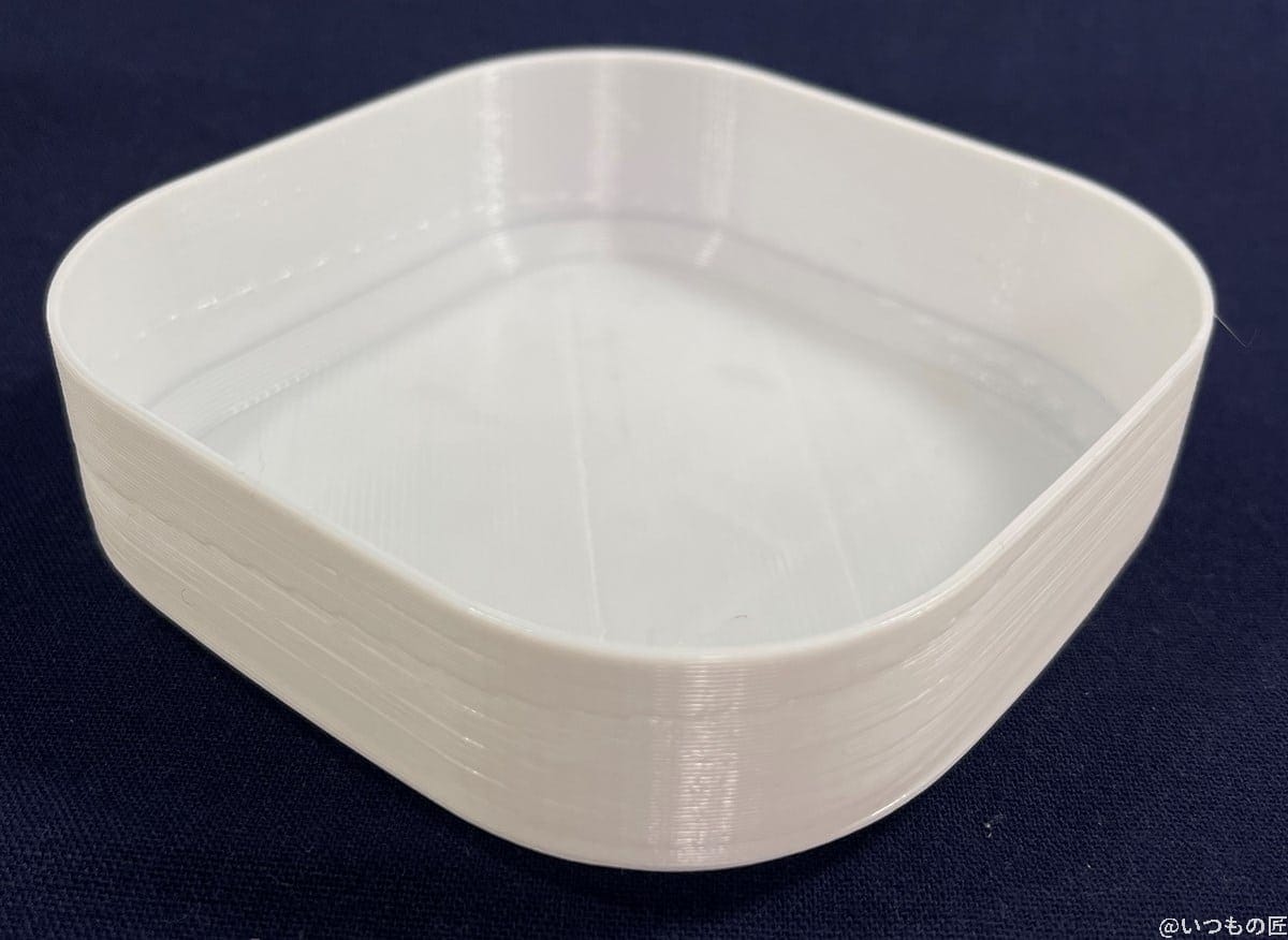 PETGフィラメントをスパイラル(花瓶)モードで印刷した丸四角形のシンプルな深皿も、白い方が料理が美味しそうに見えますね。