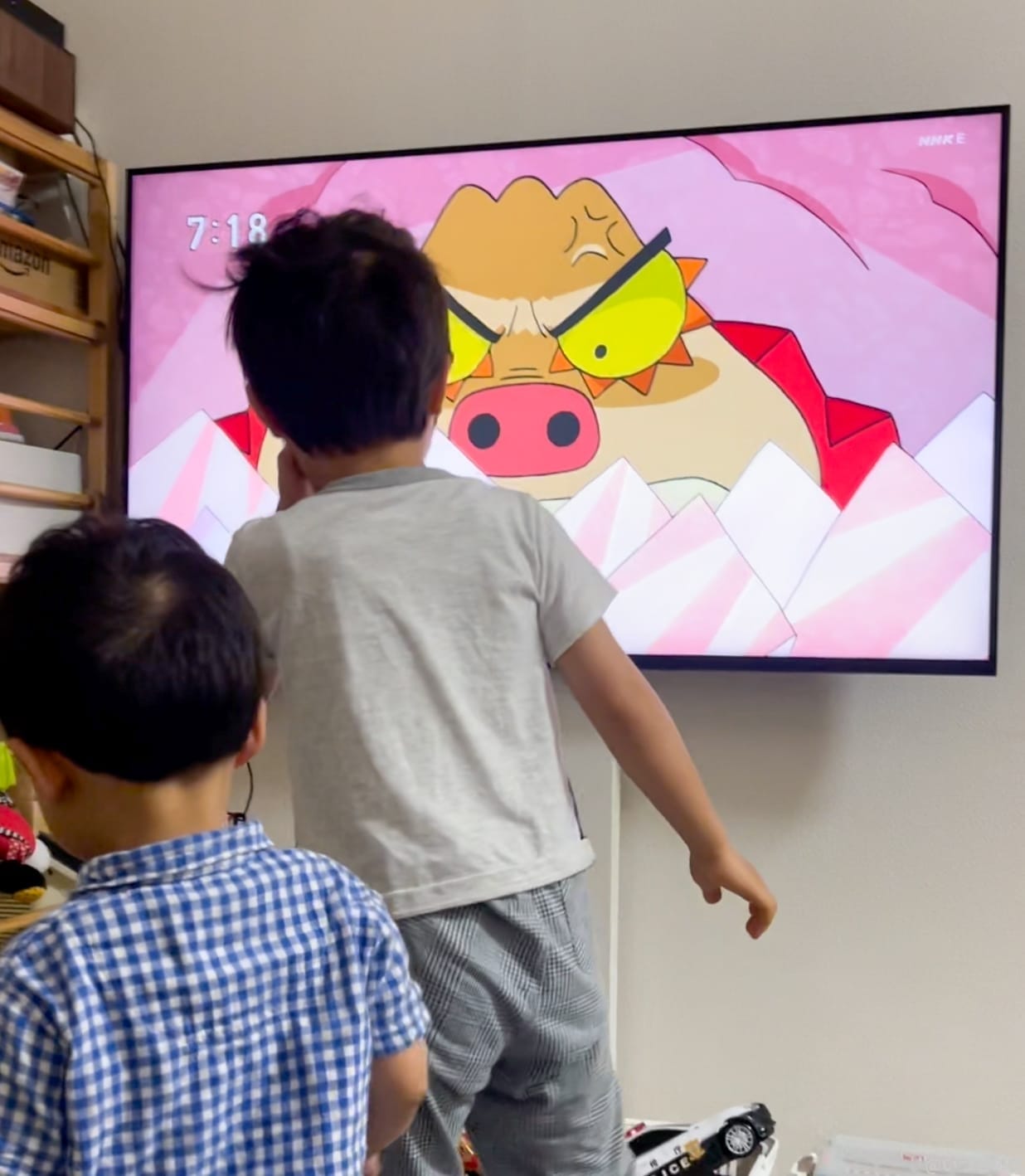 液晶ビエラの大きさに驚く子供たち