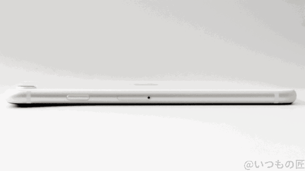 iPhone SE 第2世代の逆側の側面には電源ボタンとSIMカードスロットが搭載されています。