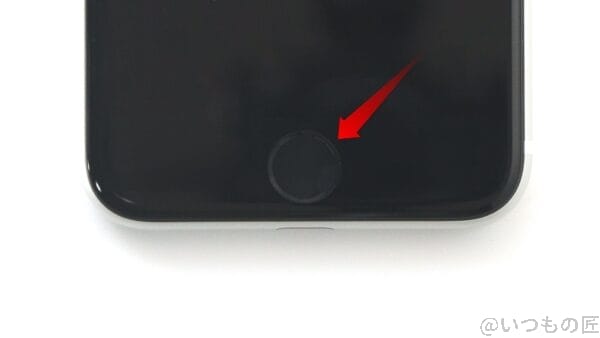iPhone SE第2世代は、ホームボタンを搭載していて、そこでTouch ID（指紋認証）を実現できるのが特徴になりますね。