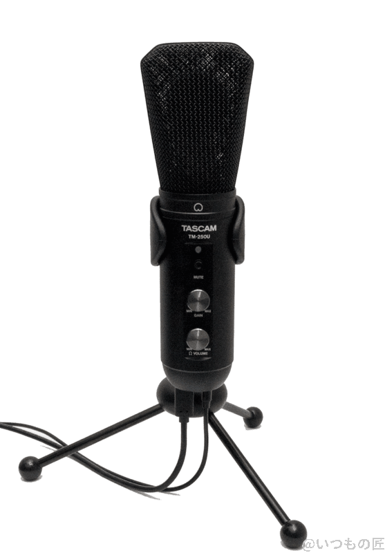 TASCAM TM-250Uを専用の卓上スタンドに立て、ケーブルを繋いだ状態。