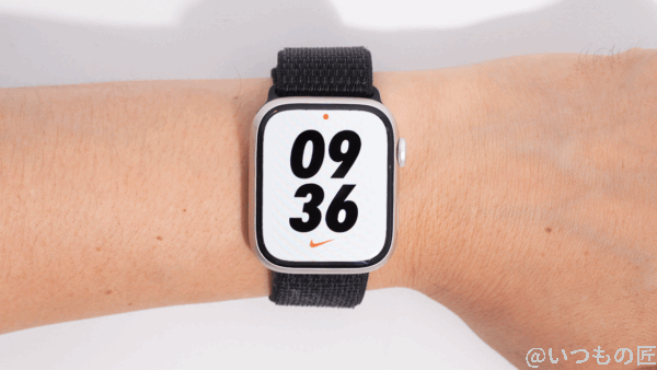 Apple Watch Series 7 45mm NIKEモデルを腕に付けた状態。大きい文字盤と、赤いNIKEマークがかっこいいです。