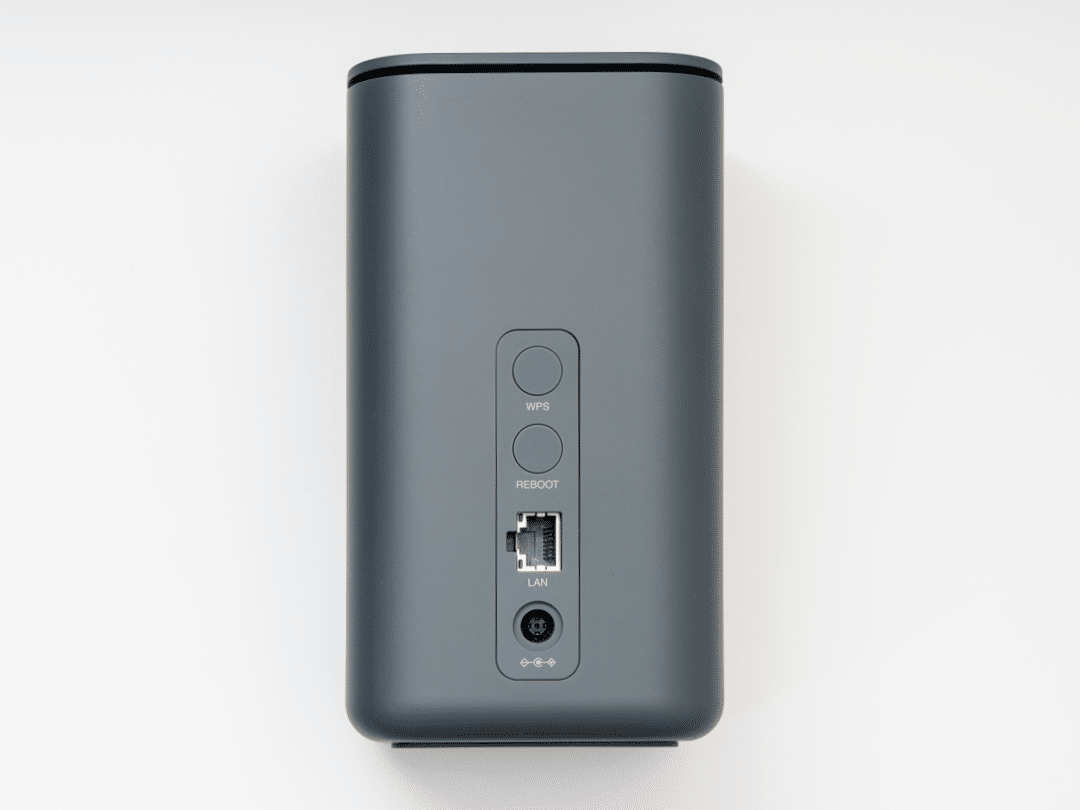 home 5G HR01背面はけっこうシンプルです。WPSボタンとREBOOTボタン、LANケーブル挿入口、ACアダプタ挿入口くらい。