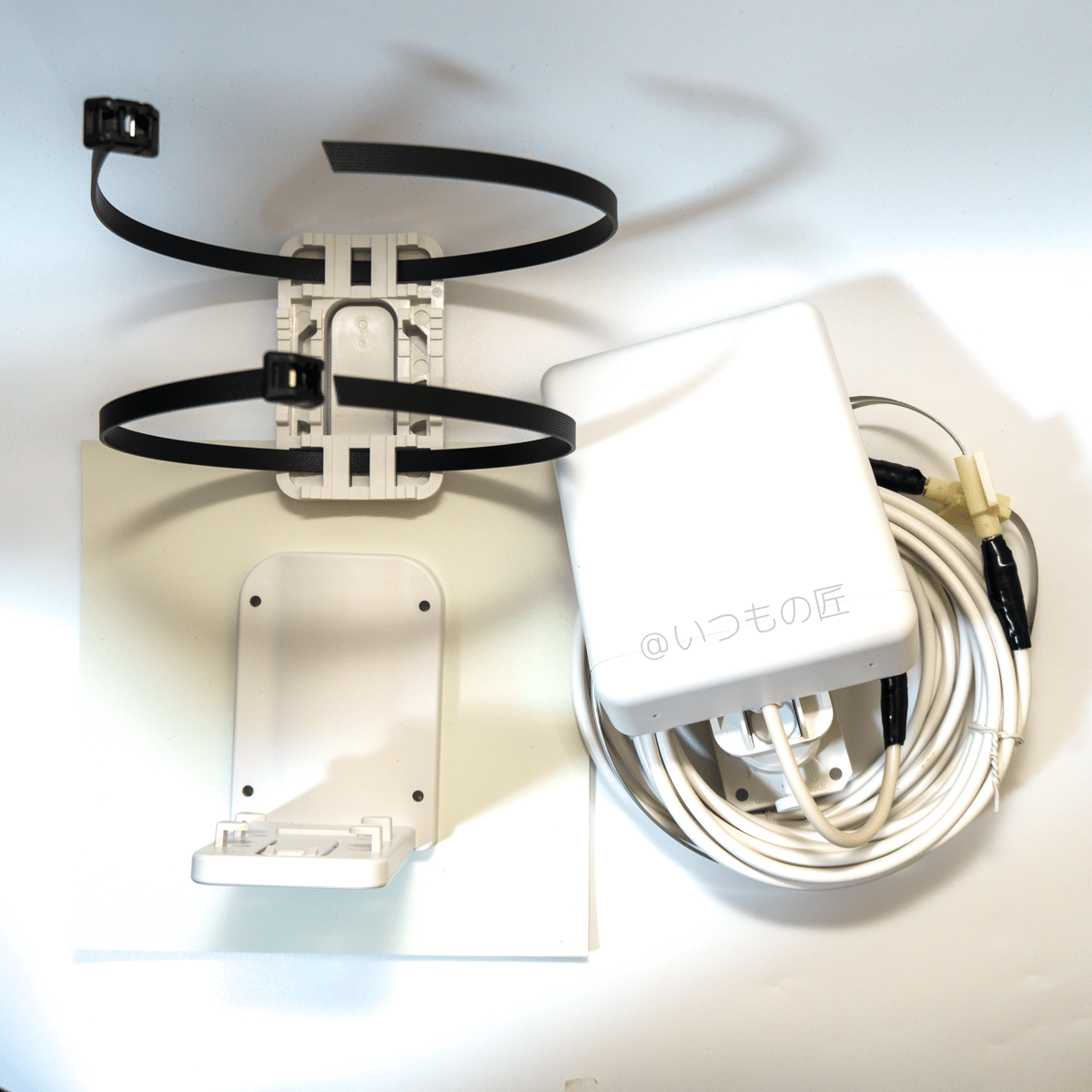 到着した屋外アンテナは、据え置きタイプ／くくりつけタイプのどちらでも設置可能という代物でした。