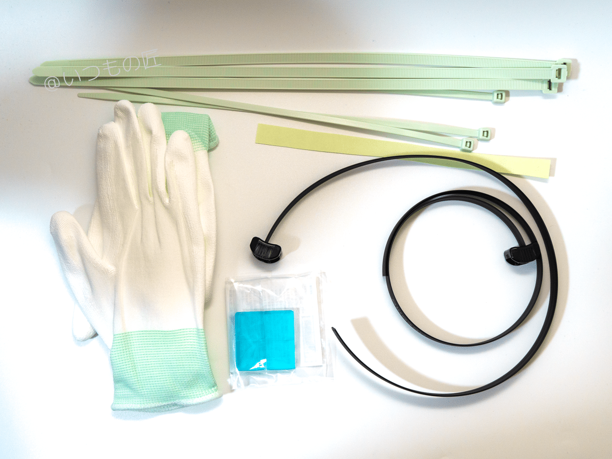 同梱された屋外アンテナの設置に必要な機材たち。作業手袋まで同梱されていて、至れり尽くせりとはこのこと。