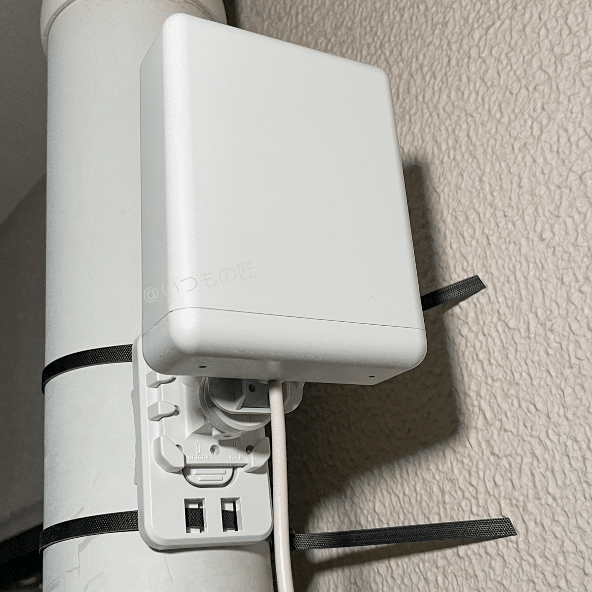 屋外アンテナをベランダの排水パイプにくくりつける形で設置してみました。南方向の方が感度良かったです。