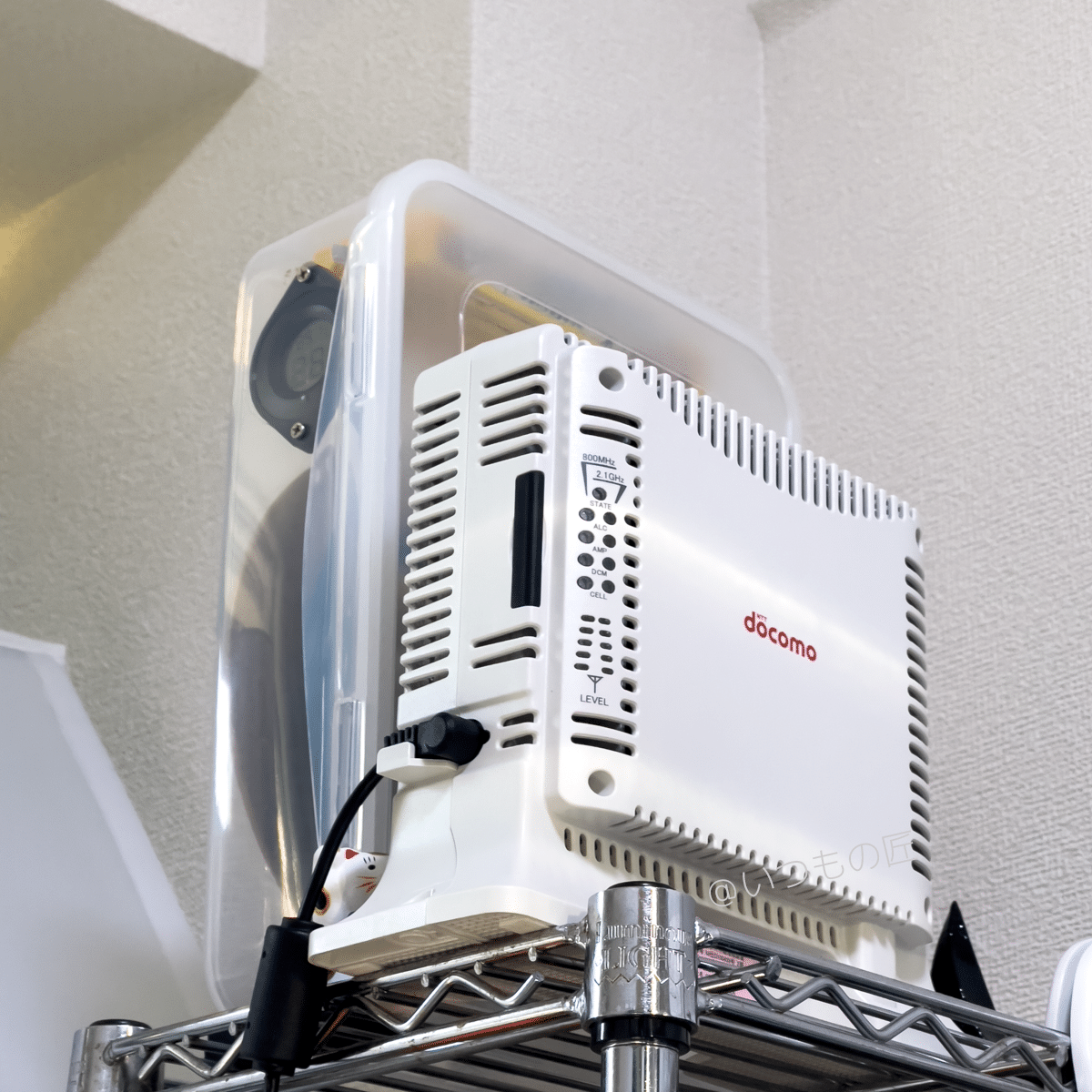 docomo レピータを高くて窓に近いところに設置してみましたが、それでも劇的に改善した…とは言いがたい！