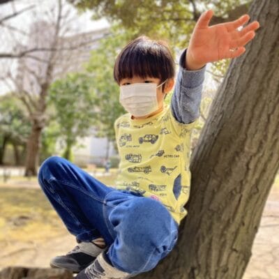 iPhone SE 3 ポートレートモード撮影例1。木登りしている少年を撮影してみました。