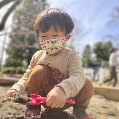 iPhone SE 3 ポートレートモード撮影例2。砂場で遊ぶ幼児。