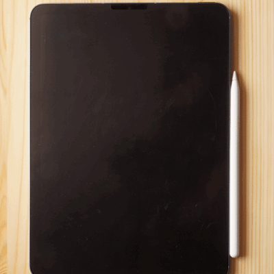 iPad Air5にApple Pencil2をくっ付けた状態。手軽にくっ付けて、手軽に外せるのが魅力です。