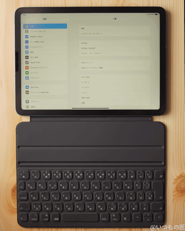 iPad Air5はSmaart Keyboard folioとの組み合わせだと、立てた状態でなくてもキーを打てます。