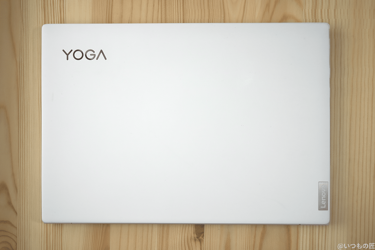 Lenovo Yoga Slim 750i Carbon を閉じた状態