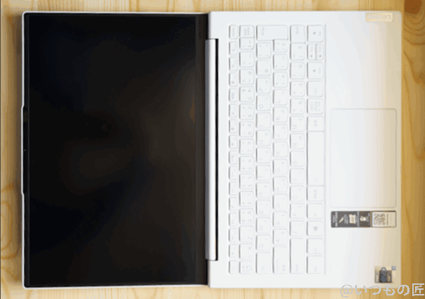 Lenovo Yoga Slim 750i Carbonを開いた状態