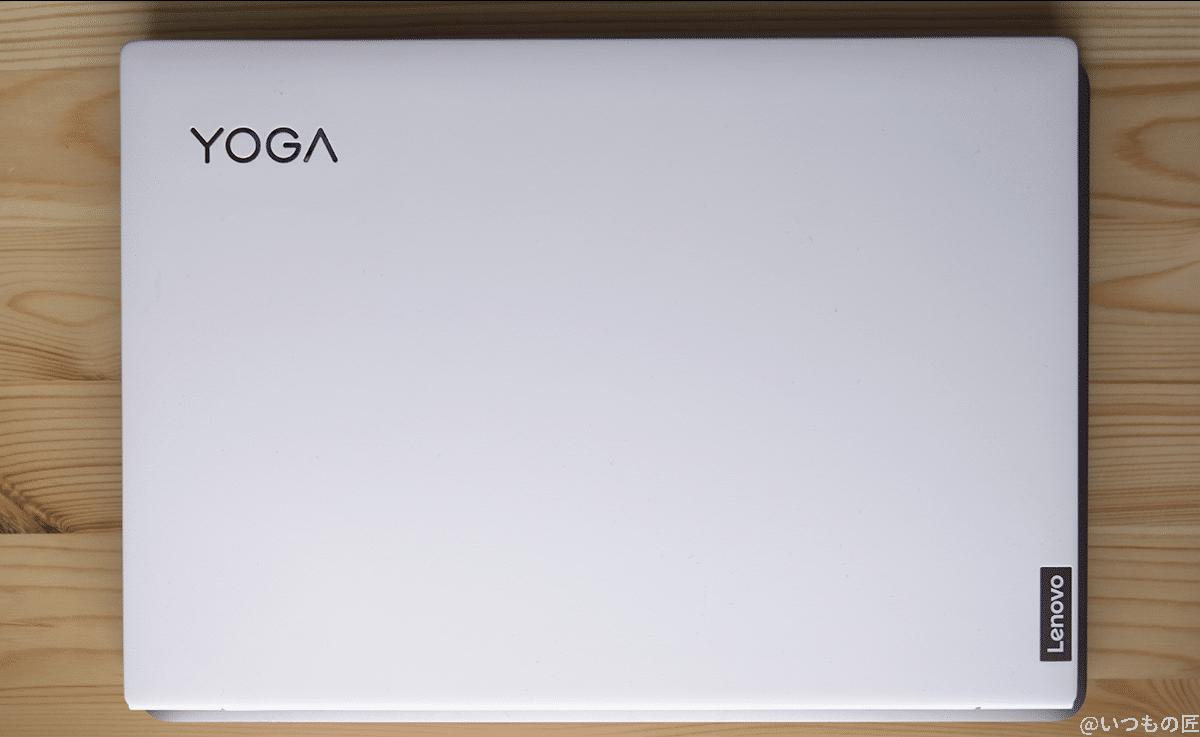 Lenovo Yoga Slim 750i CarbonとM1 Macbook Airのサイズ比較してみると、ほぼ同じサイズでした。