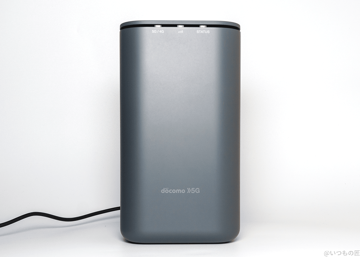 筆者宅の home 5G HR01。めちゃくちゃキレイな筐体で、今までのルーターらしくありません。
