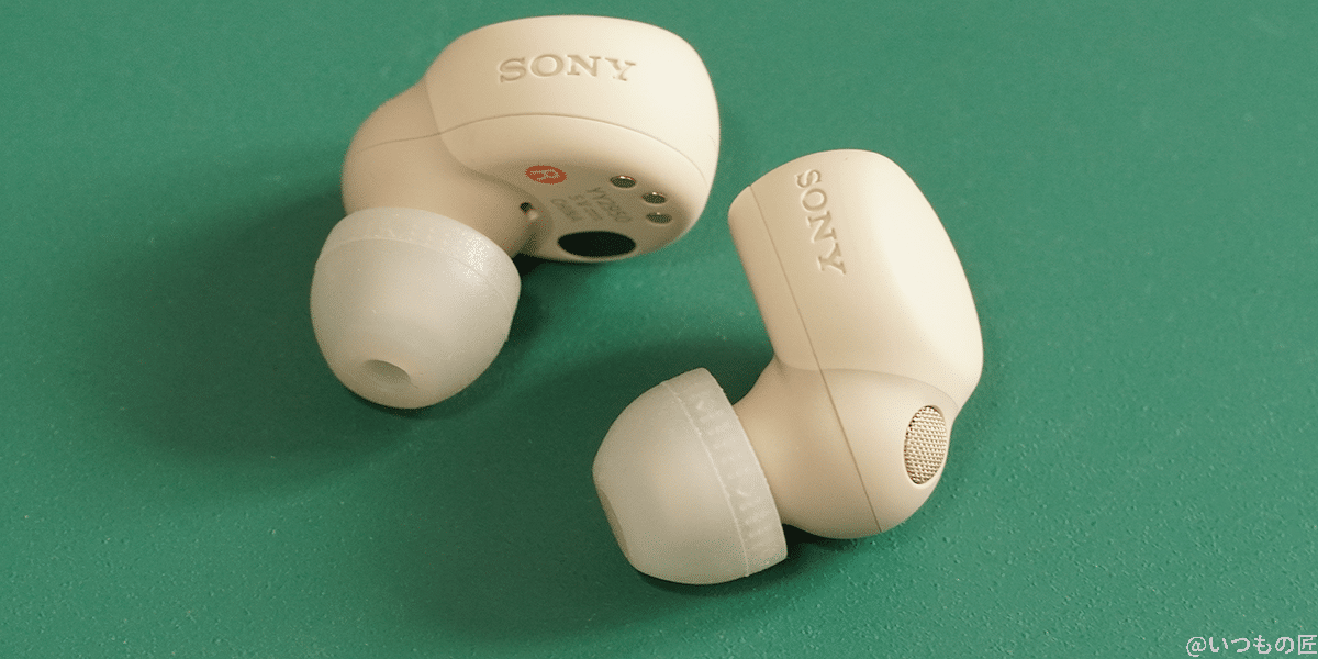 LinkBuds S イヤホンを緑の地面に置いた図