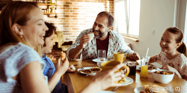 家族と朝食をとる男性のイメージ写真。こちらも筆者ではありません。