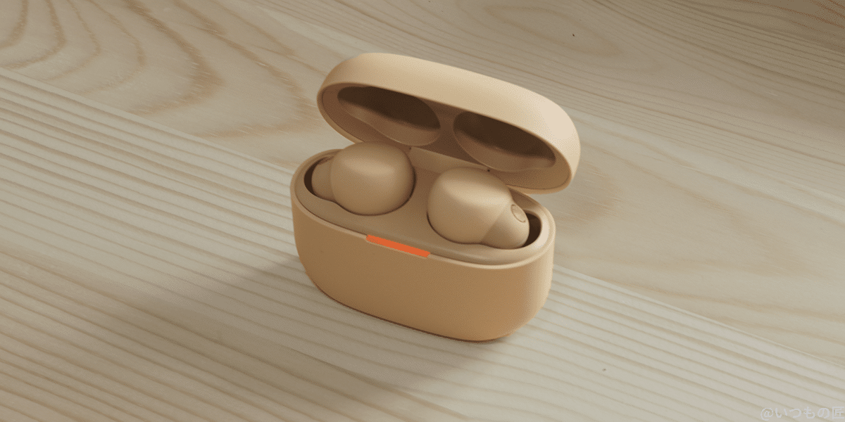 SONY LinkBuds S でカラーはエクリュが机の上に置かれている様子