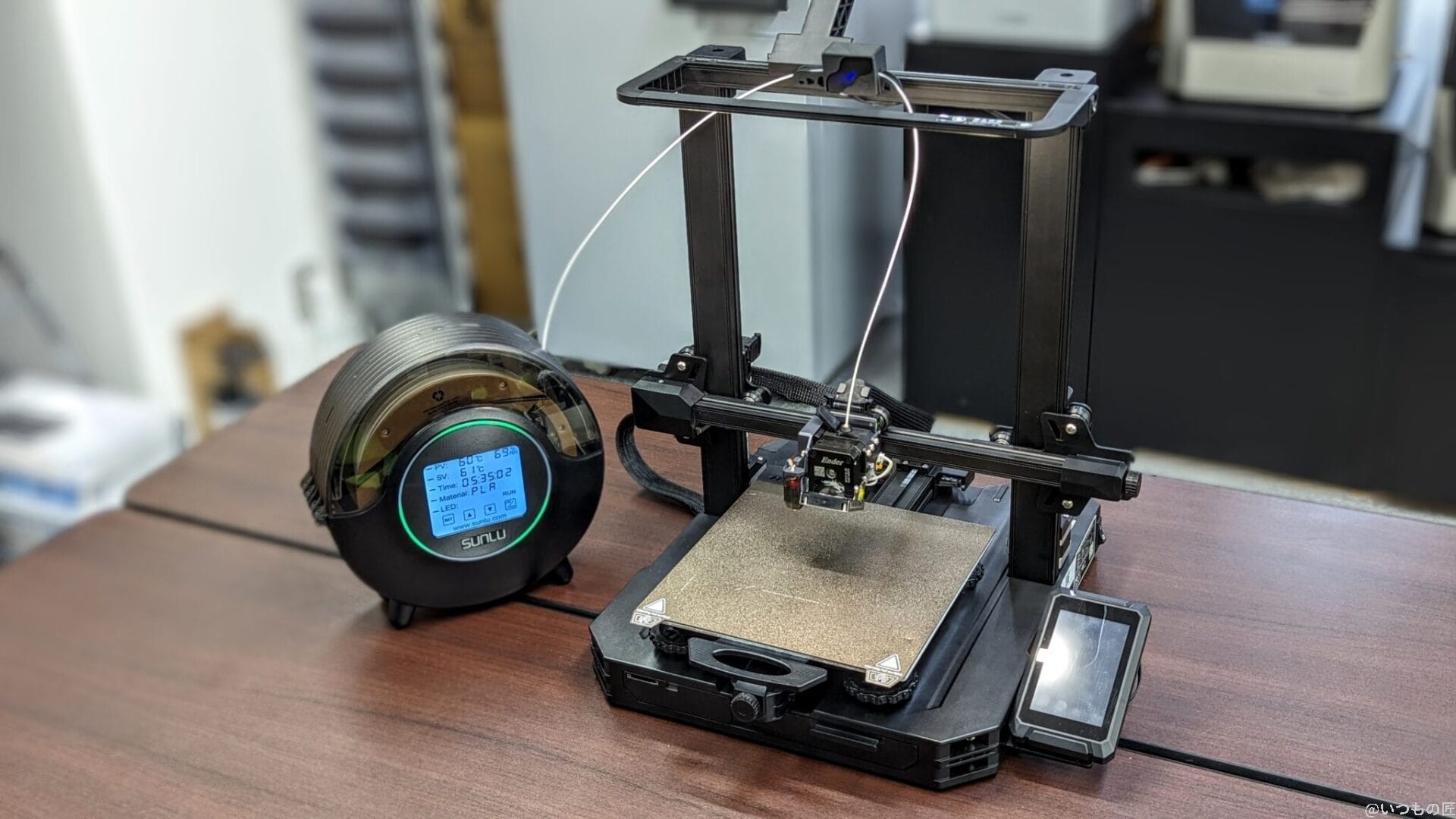 FilaDryer S2で乾燥させながら出力する様子