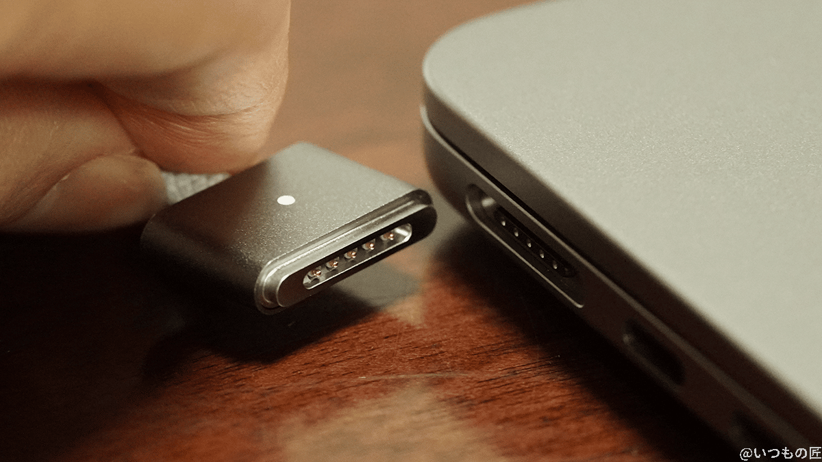 M2 MacBook AirのMagSafe電源コネクタと電源ケーブル