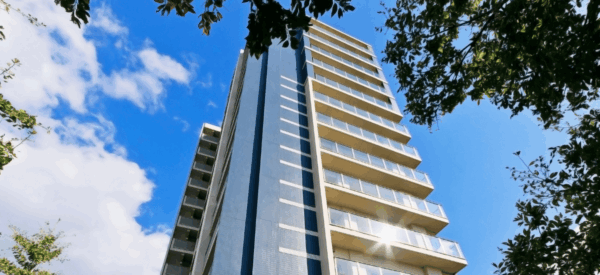 鉄筋コンクリートの高層マンションのイメージ（筆者宅ではありません）