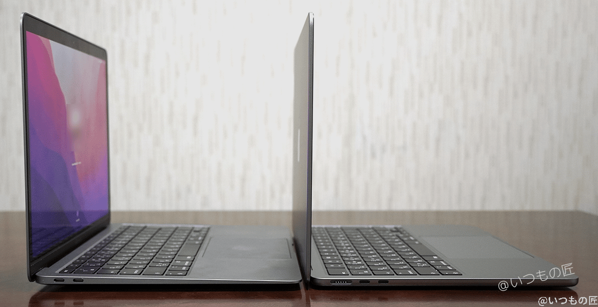 M1モデルとM2モデルを、それぞれ液晶ディスプレイを開いた状態で並べた場合。違いをほぼ感じない。