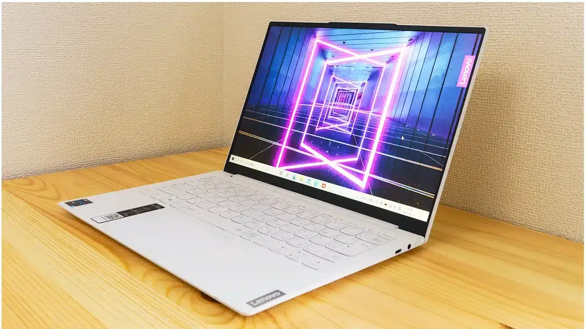 Lenovo Yoga Slim 750i Carbon 本体を机上に配置した画像