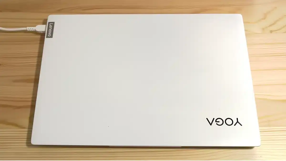 Lenovo Yoga Slim 750i Carbon に電源ケーブルをつなげた状態