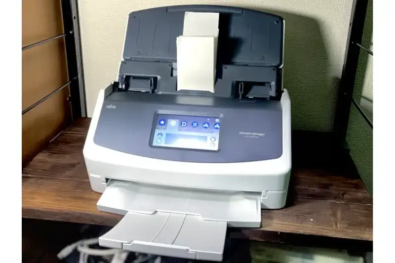 筆者が実際に設置しているScanSnap iX1600。写真は名刺・レシートガイドを装着している構図です。