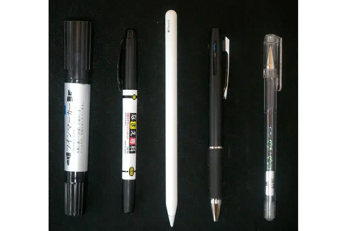 Apple Pencil 2 とツンマーカーとサインペン、三色ボールペン、ボールペンを比べてみた画像。細さと長さがよくわかります。