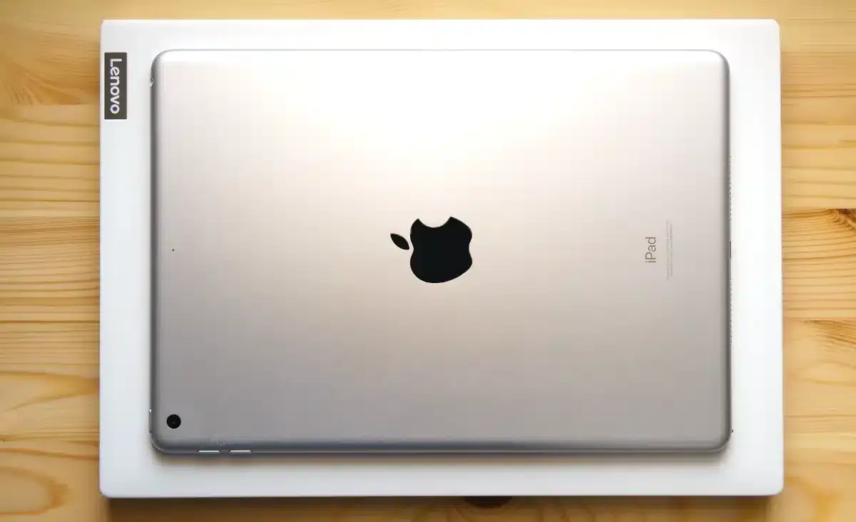 Lenovo Yoga Slim 750i Carbon と iPad を比較してみたら、さすがに二回りくらい違った