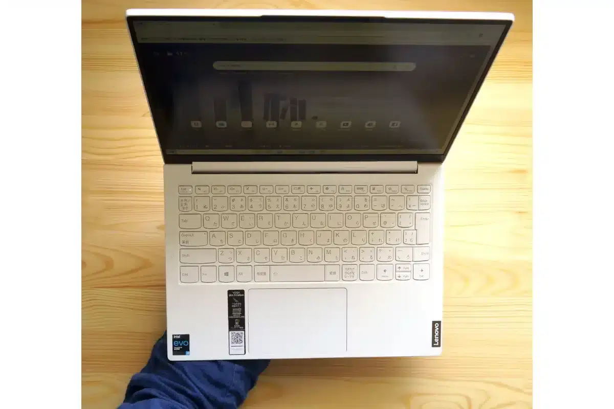 手持ちで操作するLenovo Yoga Slim 750i Carbon