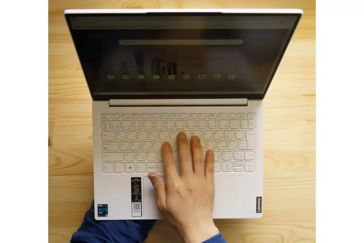 手持ち操作できるLenovo Yoga Slim 750i Carbon