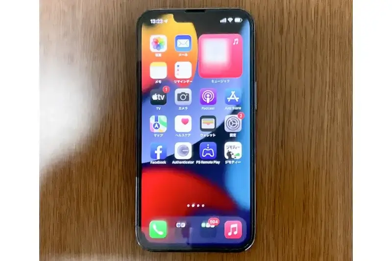 iPhone13 Pro 本体のホーム画面。とにかく画面の綺麗さが目立ちます。