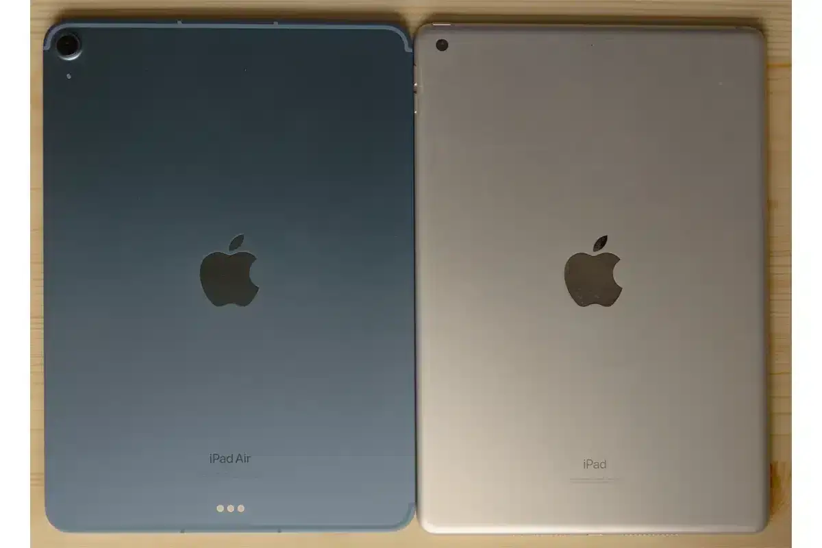 iPad Air5と無印iPadのサイズを比較すると、同じように見えます