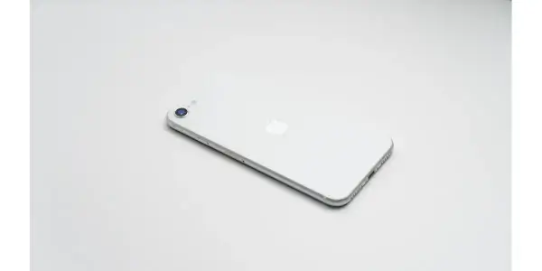 iPhone SE 第2世代 ホワイトの写真。縁が丸いタイプです。