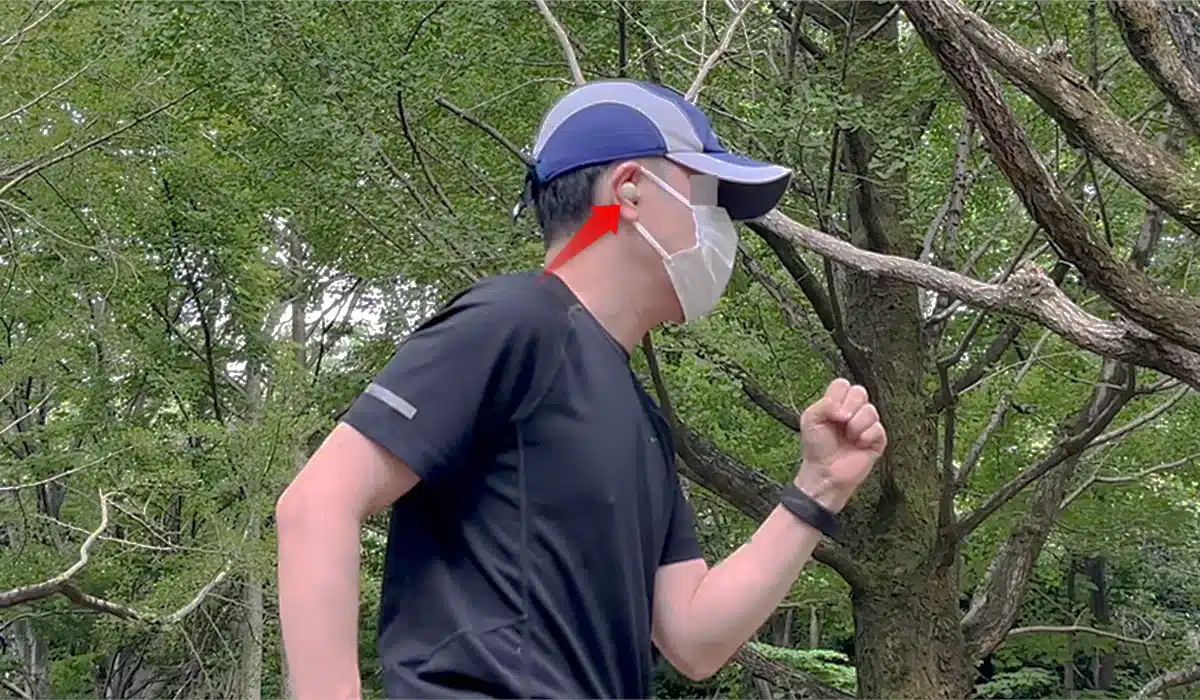 LinkBuds Sを装着してランニングにいそしむ筆者。青のキャップに黒い半袖半パンの出で立ち。