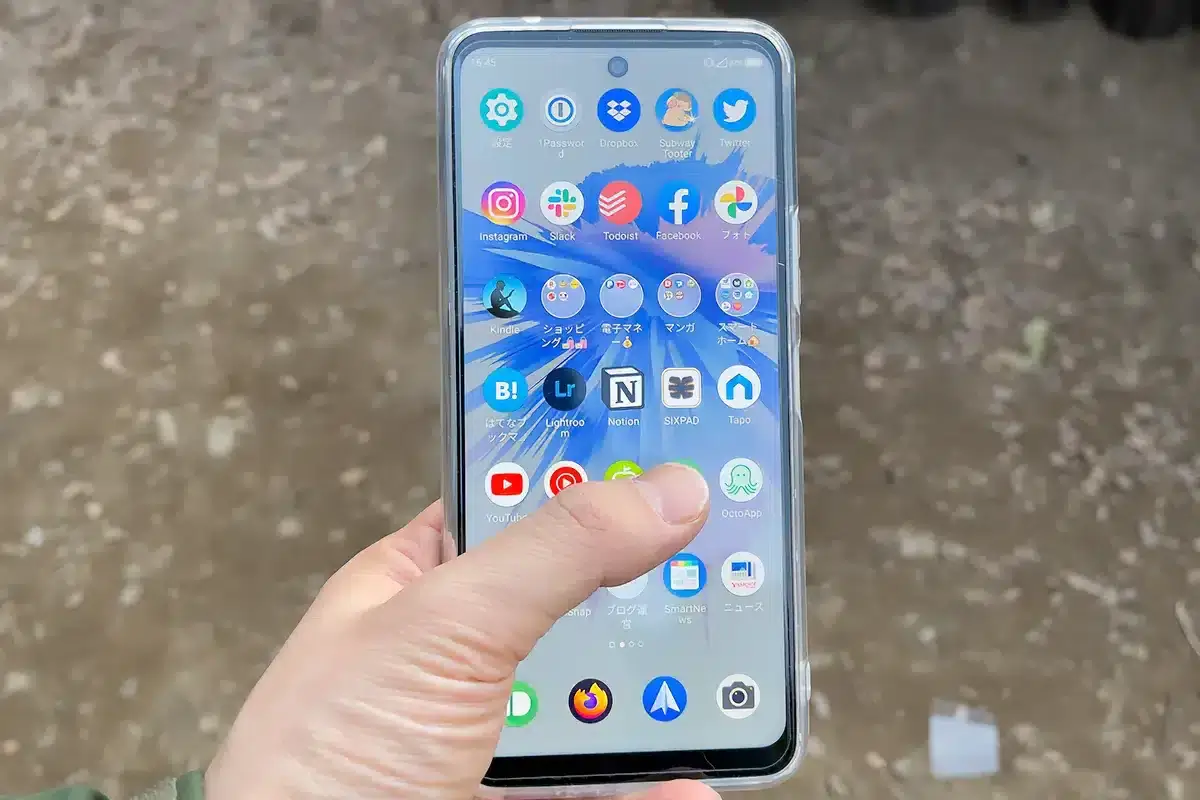 Libero 5G Ⅱは片手では覆えないほどの大画面