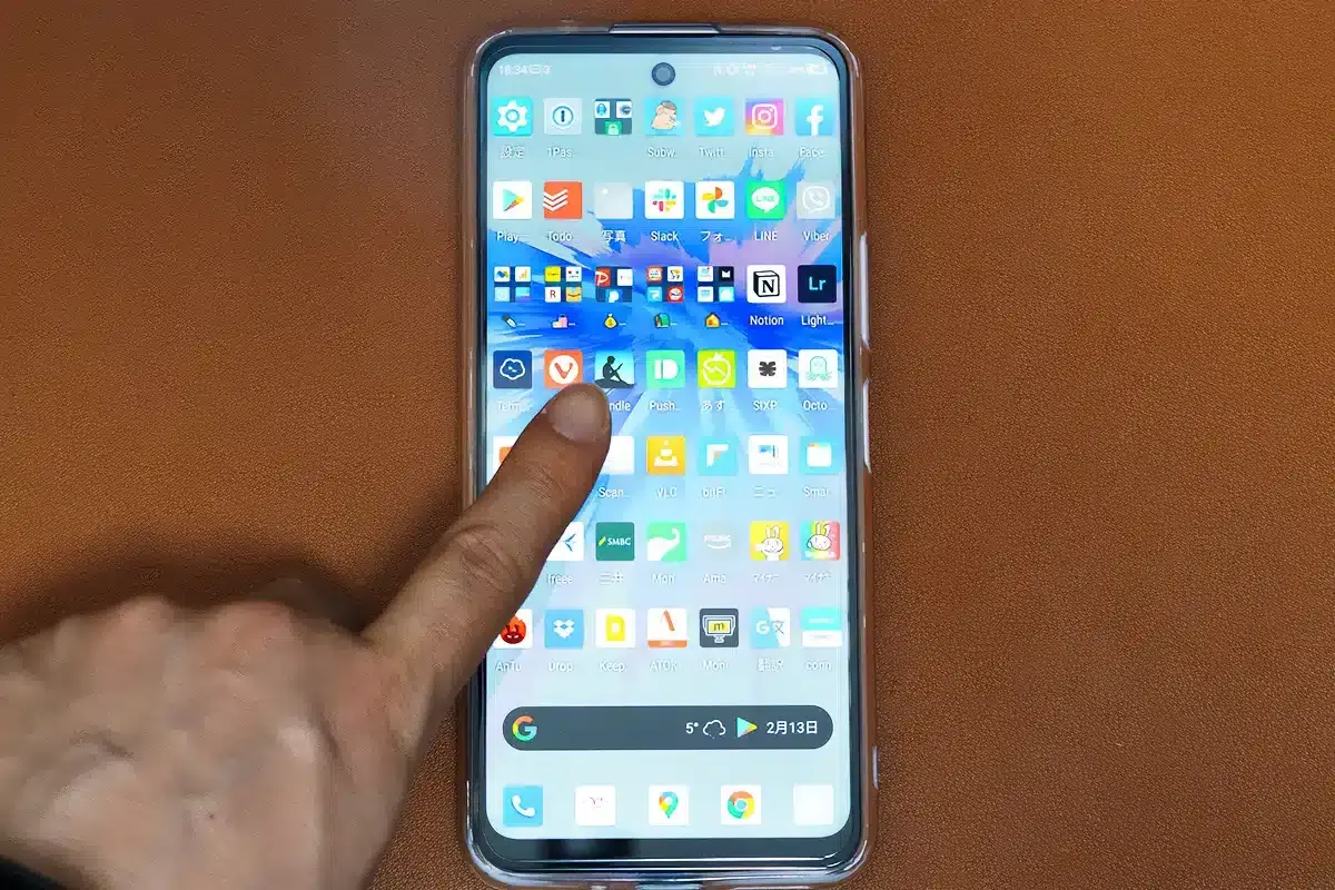 Libero 5G Ⅱの他には代えがたい画面の広さによる恩恵は、ホーム画面に並べられるアイコンの数で決まります。