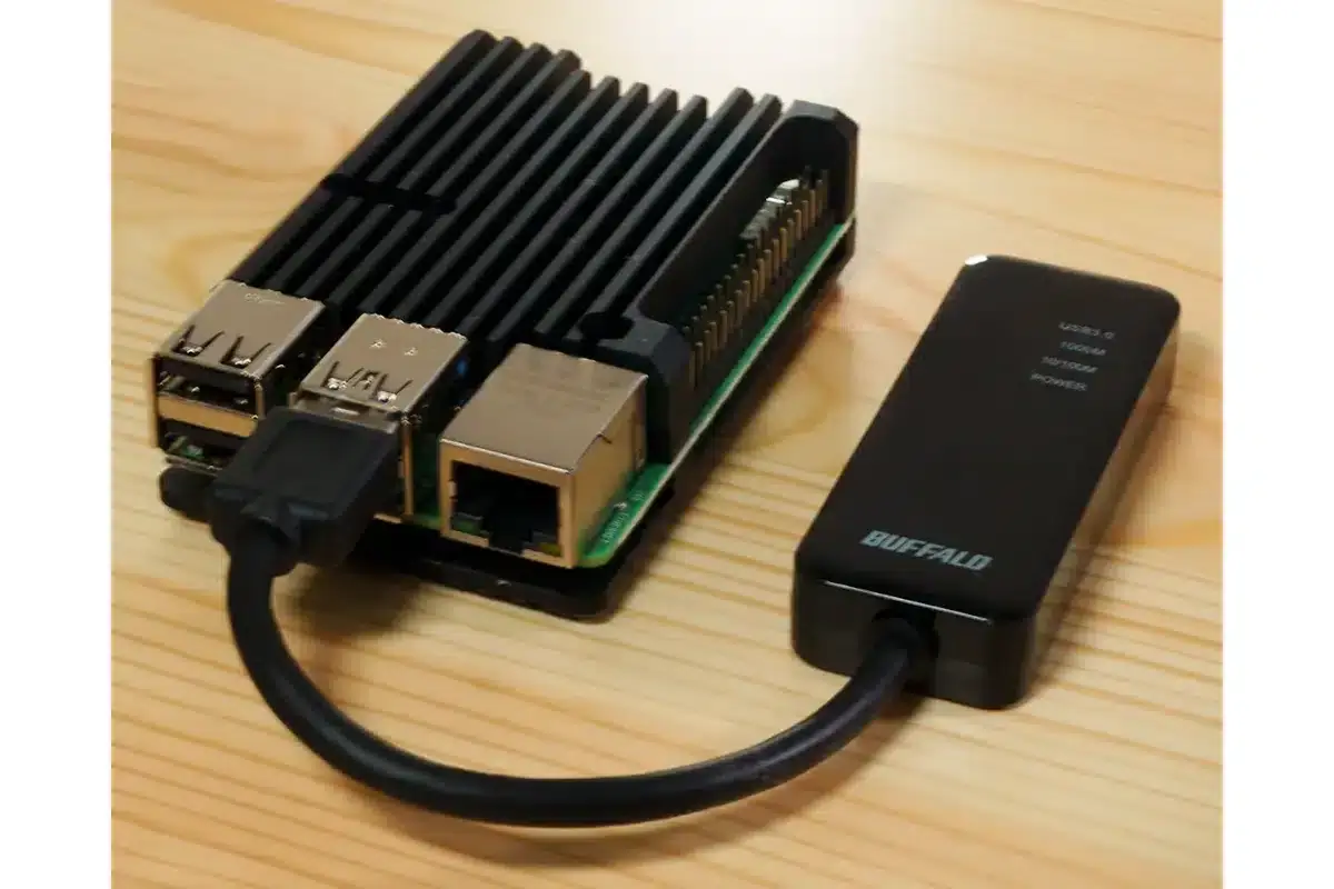 筆者宅のOpenMPTCProuter役のRaspberry Piは非常にコンパクトです。